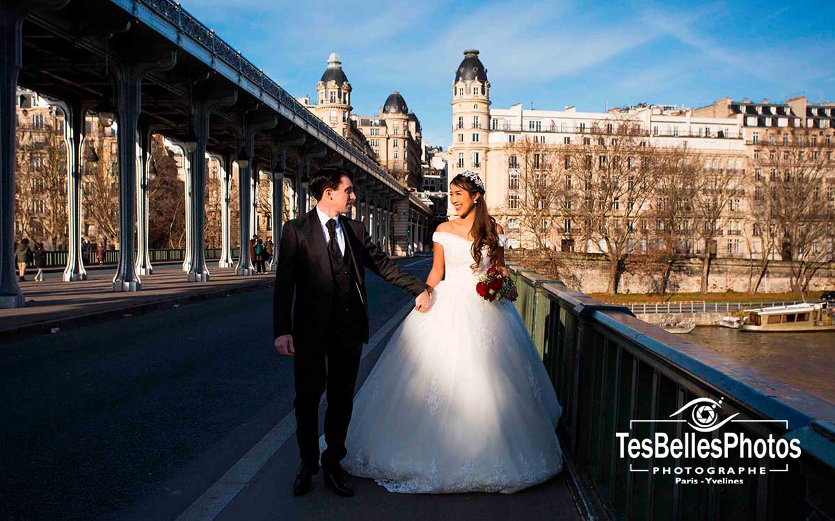 Photo pré-mariage Paris, séance photo pré-mariage au Pont de Bir-Hakeim de Paris
