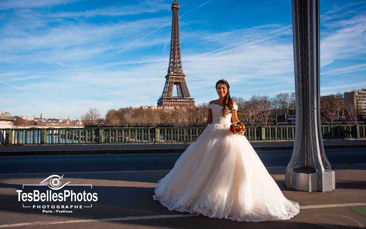 Photo couple Paris, shooting photo pre-wedding Paris au Pont de Bir-Hakeim