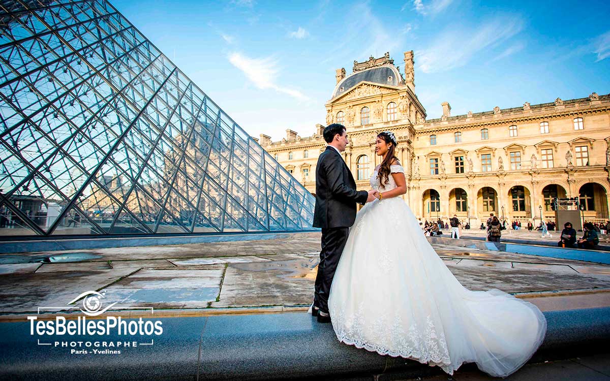 Photo pre-wedding Paris, photo couple à la Pyramide du Louvre