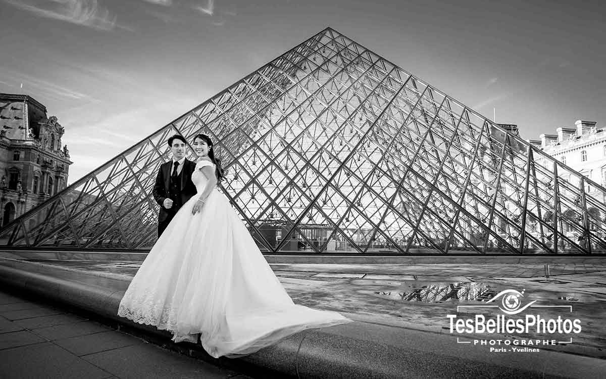 Shooting photo couple Paris Pyramide du Louvre