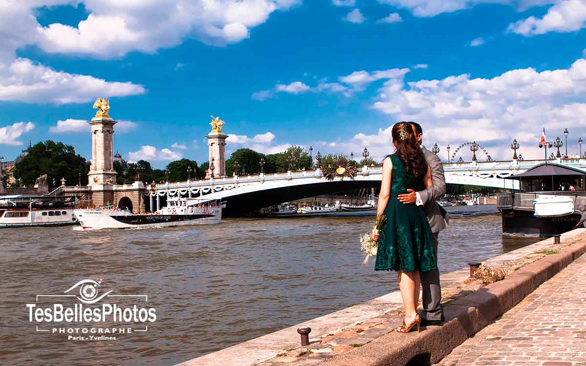 Séance photo couple lifestyle Paris, photo engagement sur Quai de Seine à Paris