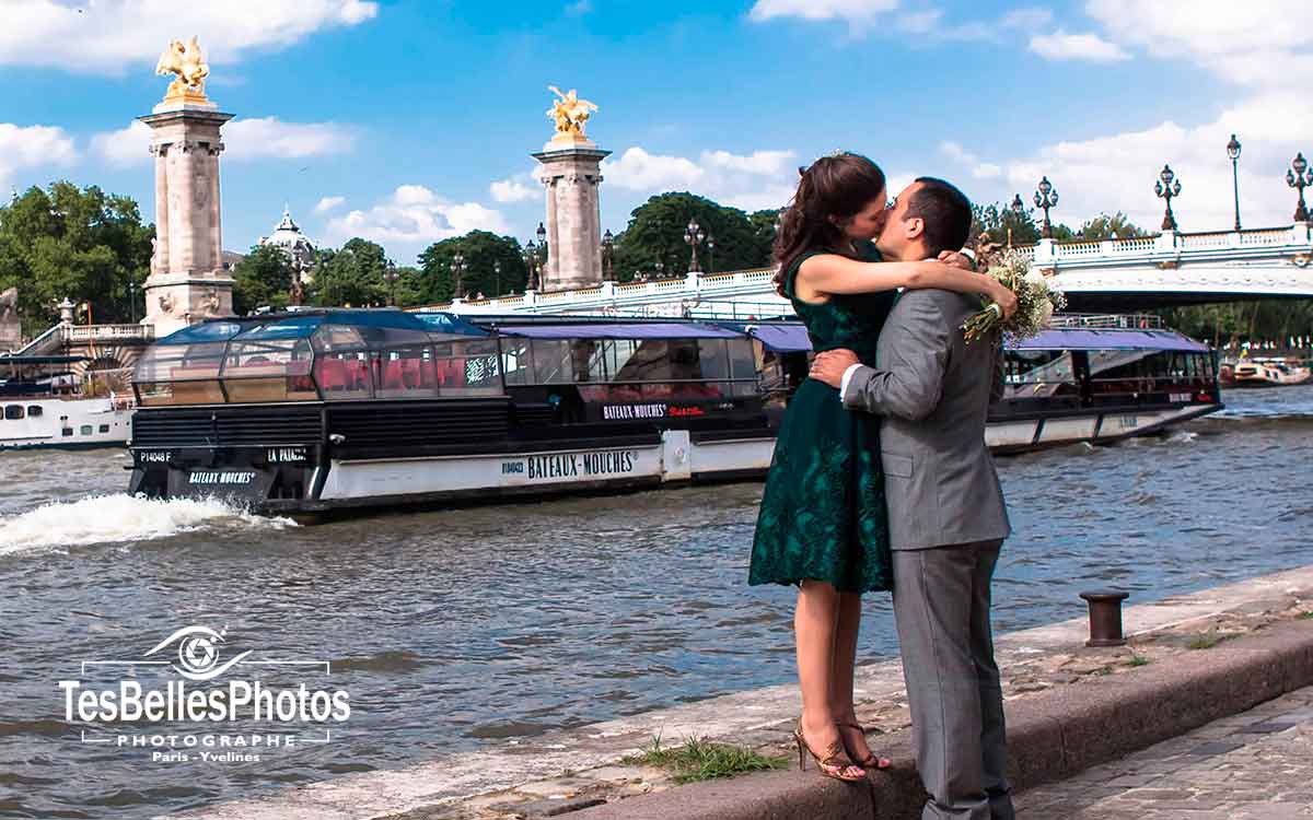 Séance photo couple sur le Quai de Seine à Paris, photo couple d'engagement Paris, photographe Paris engagement