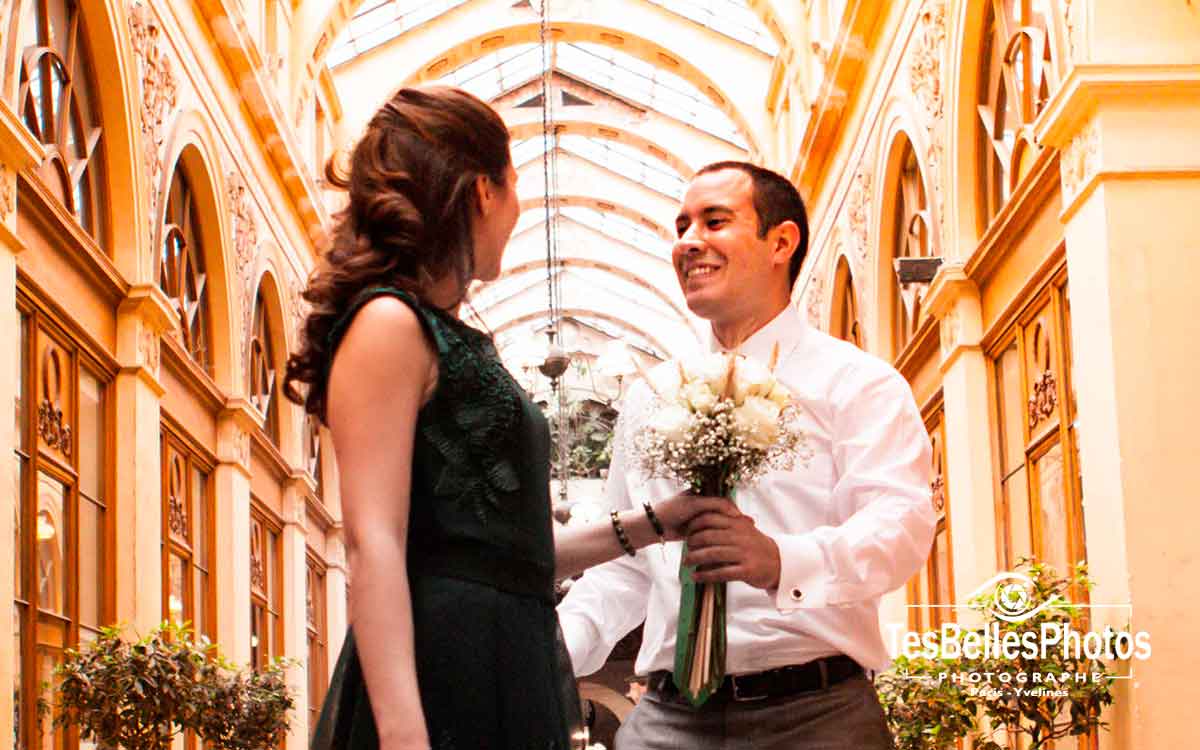 Portrait naturel d’un couple à Paris, à la Galerie Vivienne pour leur séance engagement