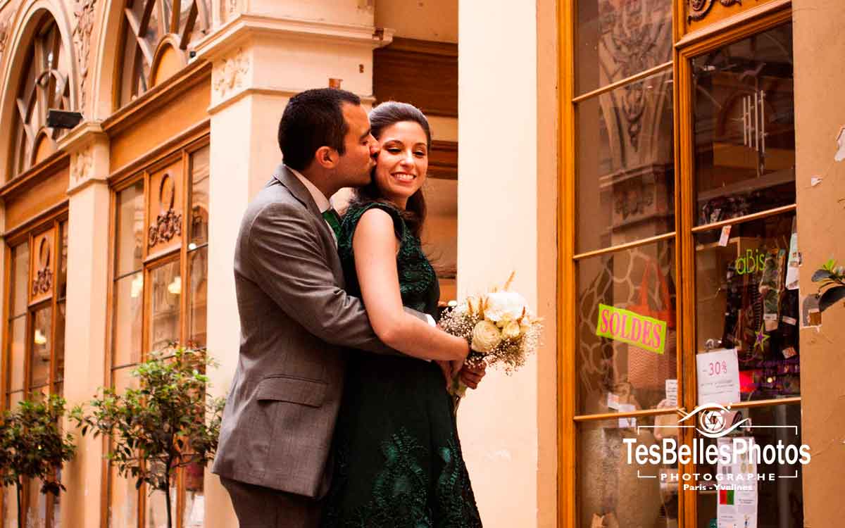 Shooting photo d'engagement à Paris, photo couple avant mariage à la Galerie Vivienne