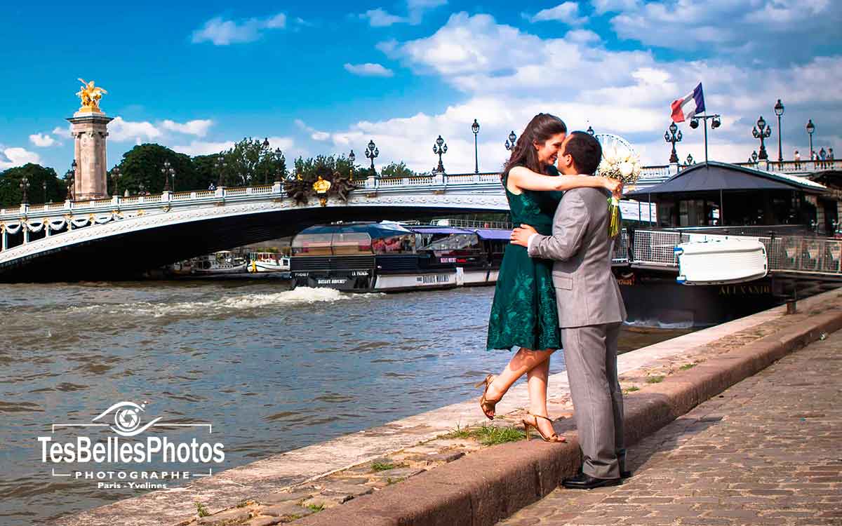 Shooting couple Paris en lifestyle, séance photo engagement Paris sur le Quai de Seine sous le lied du Pont Alexandre III