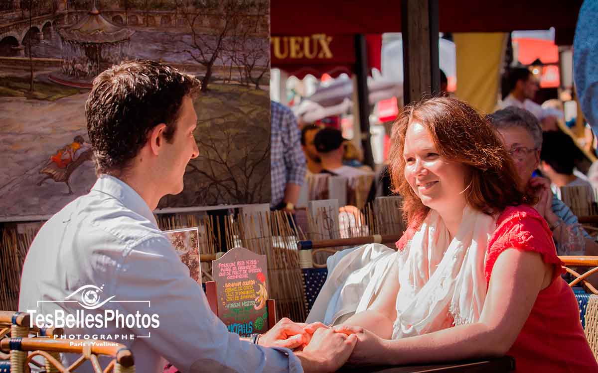 Couple en séance Save the Date à Paris dans un cadre romantique