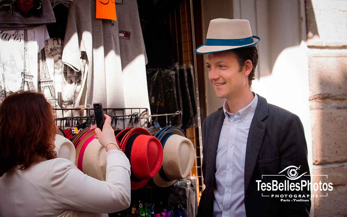 Moment complice d’un couple à Paris lors d’une séance Save the Date