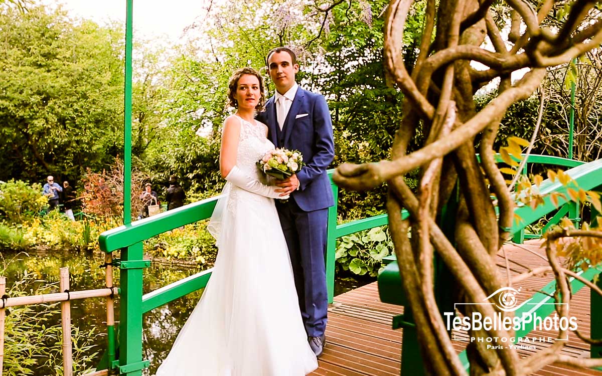 Couple marié à Giverny – séance photo romantique dans le jardin Claude Monet