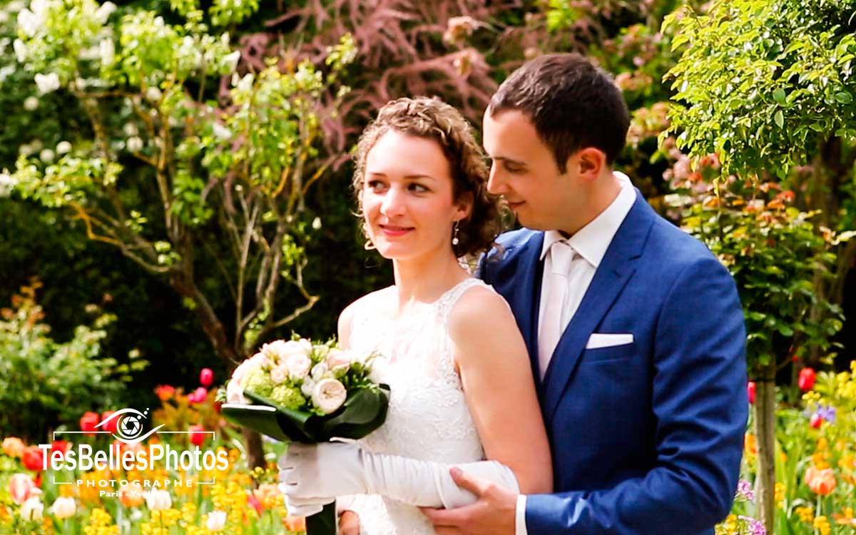 Séance photo de mariage à Giverny – couple dans un décor floral naturel
