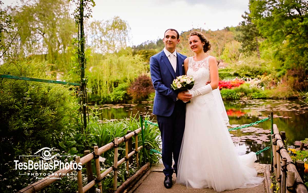 Couple marié à Giverny – photos naturelles près du bassin et des fleurs de Monet