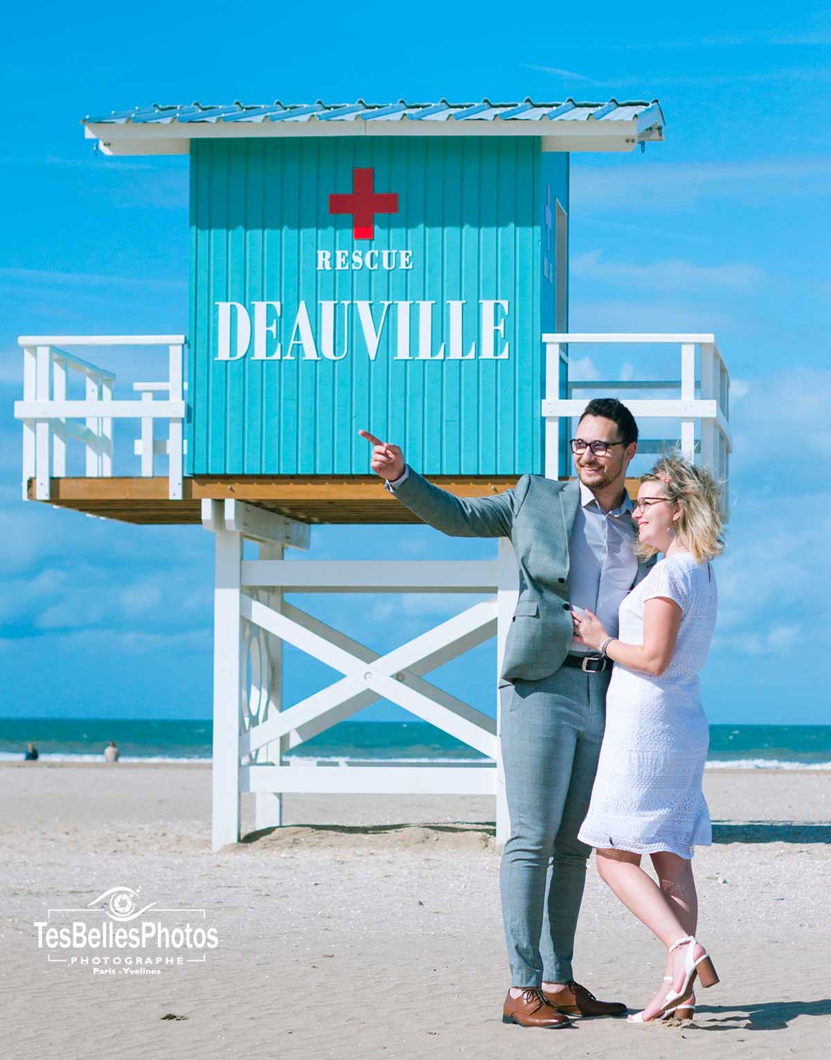 Portrait romantique de couple à Deauville dans le Calvados en séance photo lifestyle