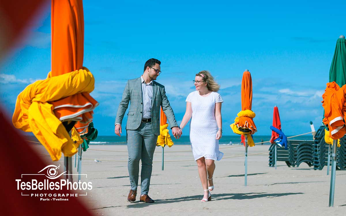 Moment complice d’un couple à Deauville dans le Calvados lors d’une séance engagement