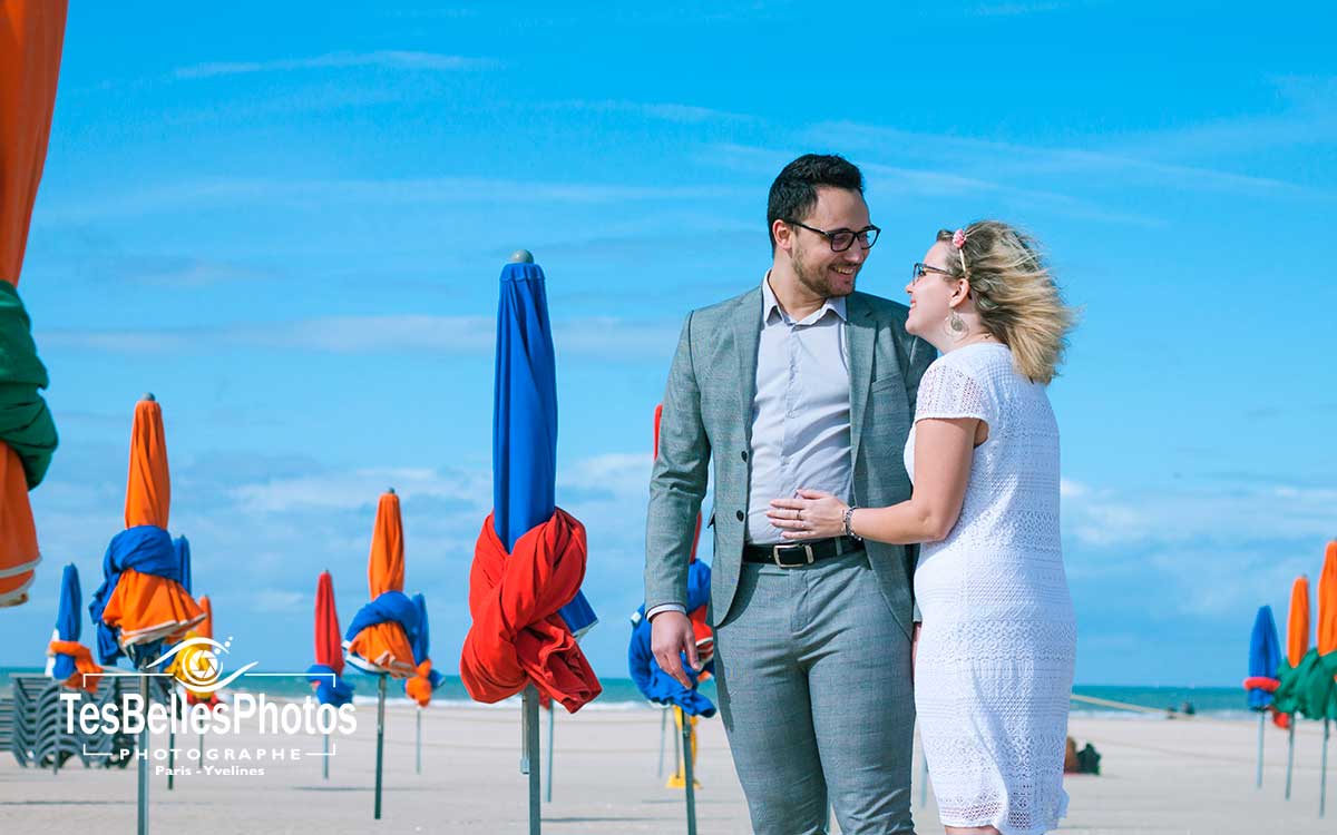 Couple en séance lifestyle à Deauville dans un décor maritime