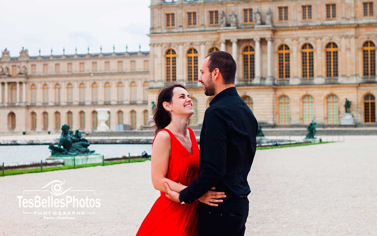 Séance photo couple à Versailles, shooting photo couple engagement Versailles