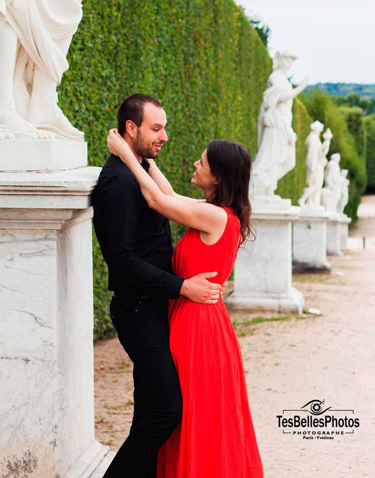 Photo de couple en lifestyle à Versailles, photographe couple Versailles