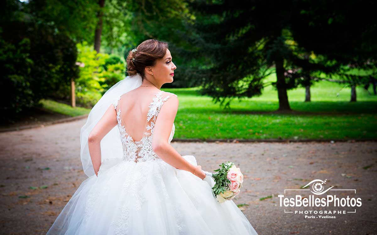 Portrait naturel d’un couple à Poissy après leur cérémonie de mariage dans les Yvelines