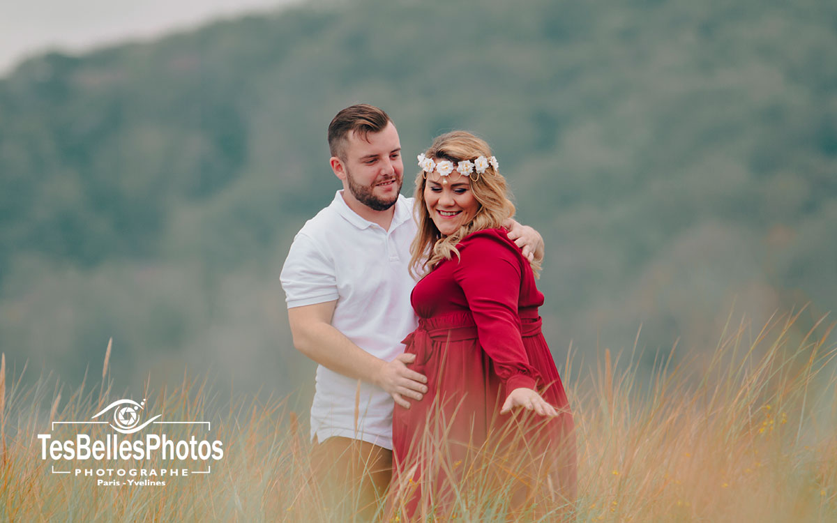 Séance couple sur la plage à Cabourg – shooting grossesse naturel en bord de mer