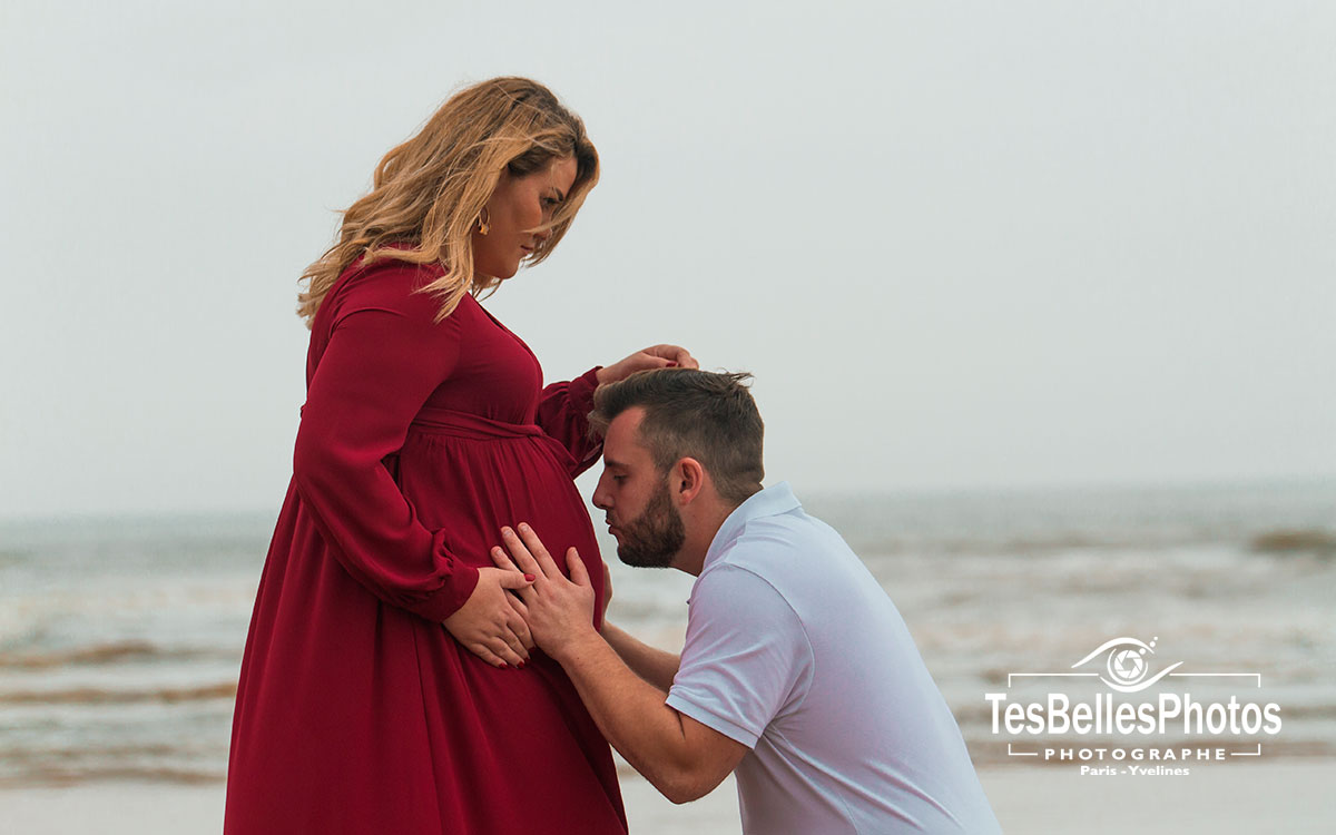 Couple en séance grossesse sur la plage à Cabourg – images lumineuses et naturelles