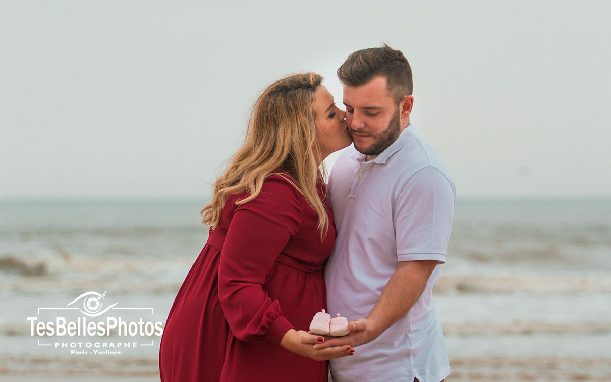 Shooting grossesse à Cabourg – couple en extérieur en bord de mer