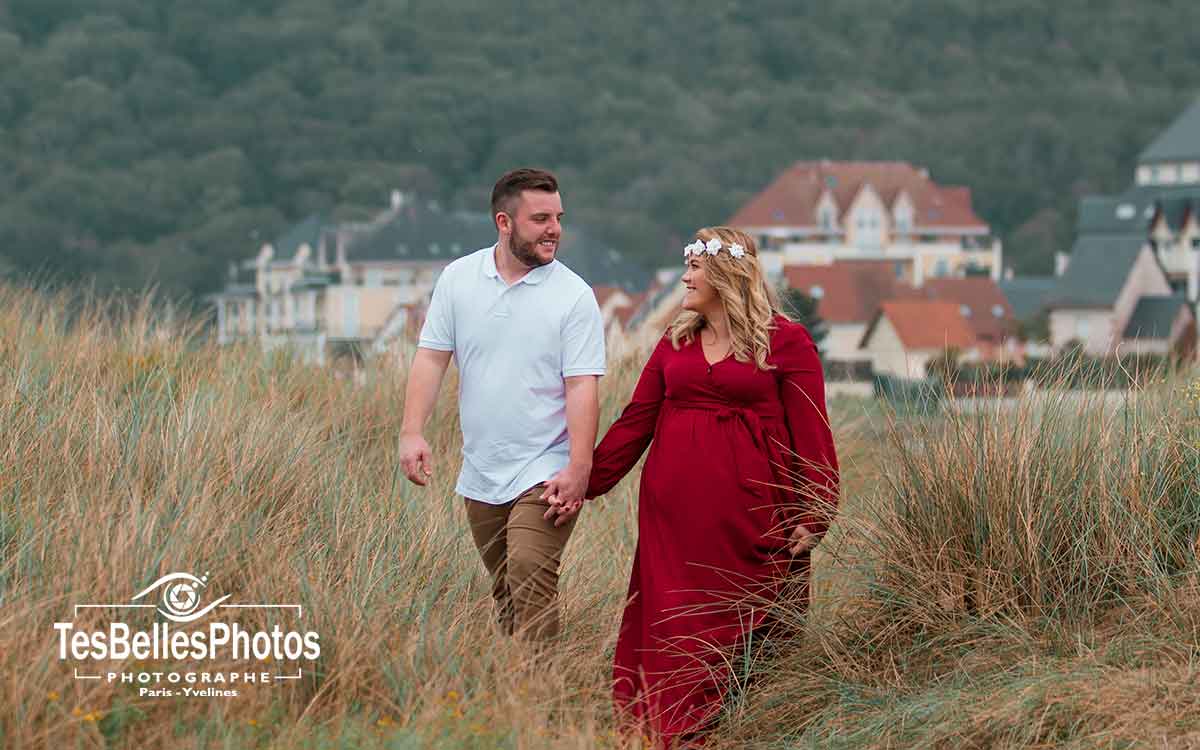 Couple à Cabourg lors d’un shooting grossesse – photos naturelles sur la plage
