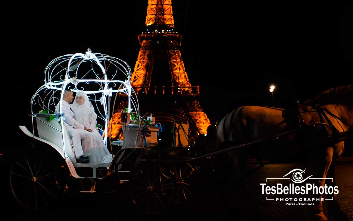 Photographe couple Paris, séance photo couple en carrosse calèche à Paris