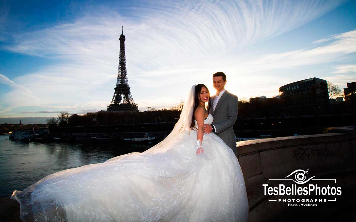 Photographe mariage Paris, séance photo couple mariage franco-chinois Paris Pont Bir-Hakeim Tour Eiffel