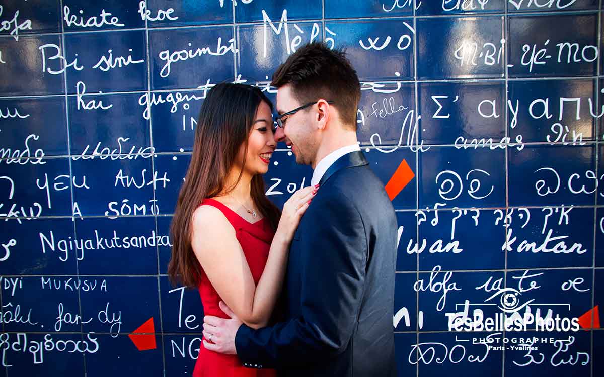 Photo de couple chinois à Paris, shooting photo couple chinois au Mur des Je t'aime de Paris