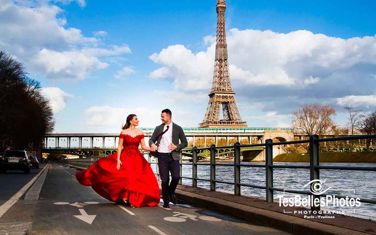 Séance vidéo shooting photo de couple au Pont de Bir-Hakeim, quai de la seine et à la Tour Eiffel, séance vidéo anniversaire de mariage à Paris, photographe et vidéaste de couple de mariage Paris
