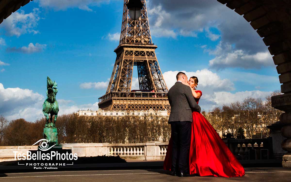 Photographe couple Paris, séance photo de couple à Paris, shooting photo couple Day After au Pont de Bir-Hakeim de Paris