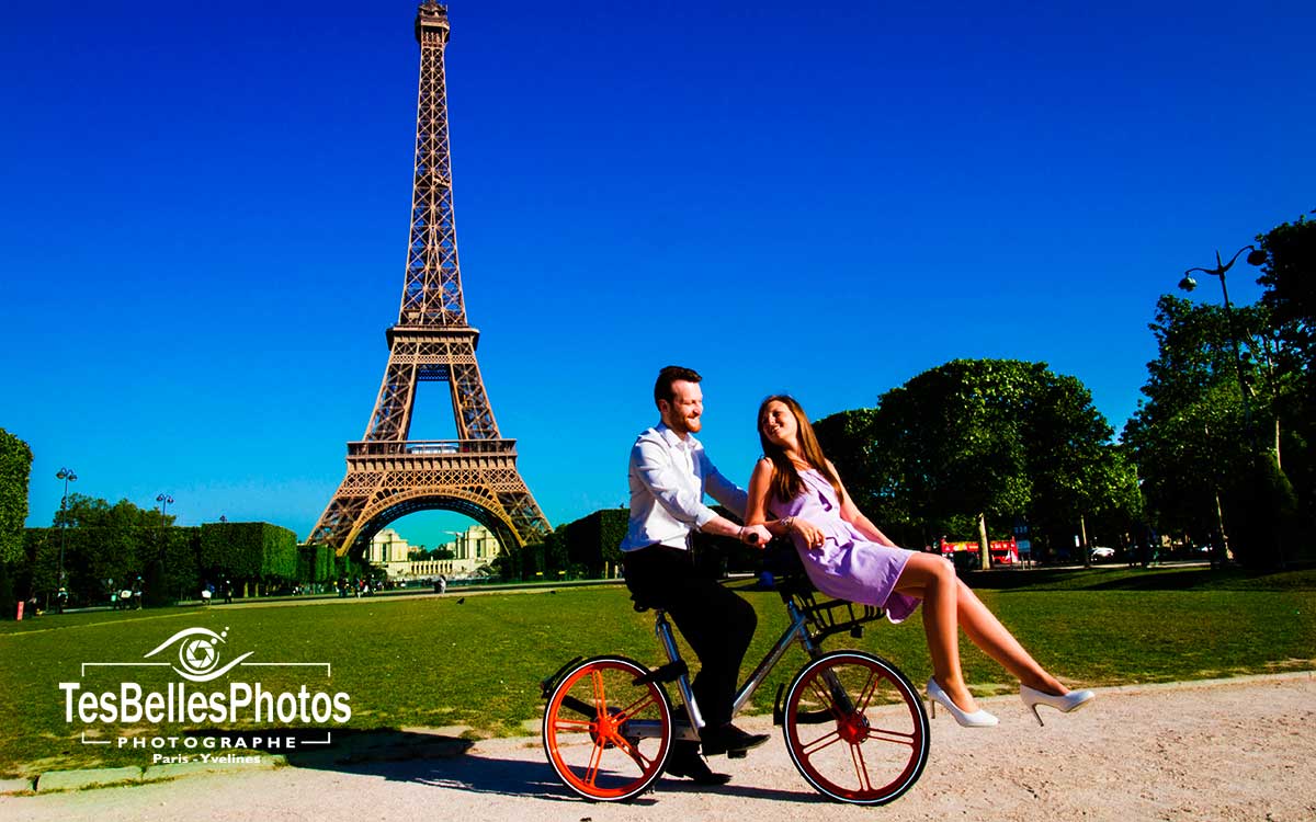 Photographe de couple à Paris, shooting photo engagement Paris Champ de Mars