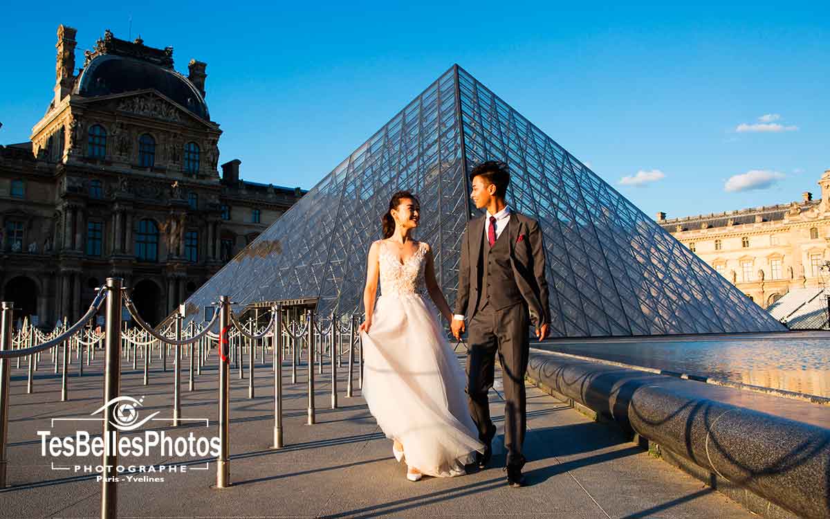 Photographe chinois Paris, shooting couple chinois pre-wedding Paris Pyramide du Louvre