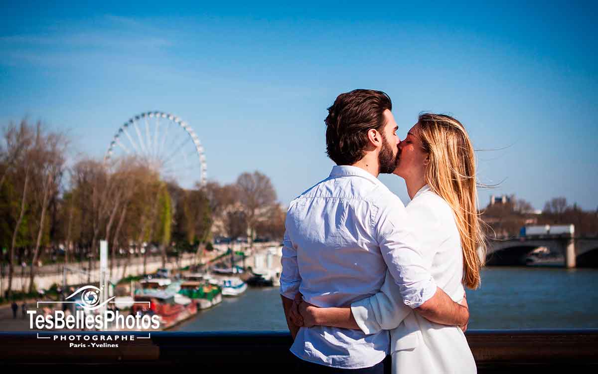 Séance photo et vidéo couple engagement à Paris Pont Alexandre III, photographe et vidéaste de couple Paris engagement