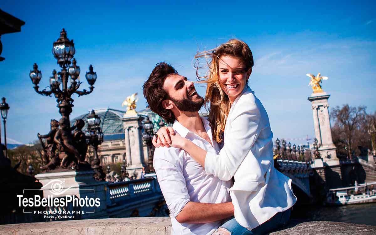 Photo couple lifestyle Paris, séance photo engagement à Pars