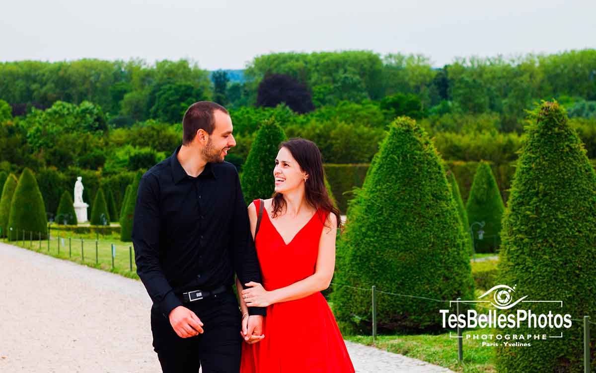 Photographe couple de mariage à Versailles en Yvelines, photos de couple avant mariage, photo pré-mariage dans les Jardins du Château de Versailles