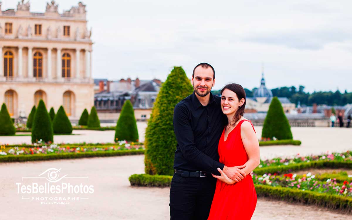 Photographe couple Versailles, shooting couple Versailles, séance photo engagement dans le jardin du Château de Versailles