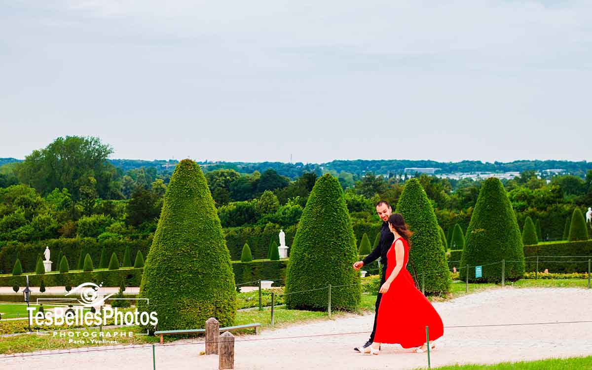 Photo de couple dans les Jardins du Château de Versailles, shooting photo d'engagement au Château de Versailles, photographe couple Yvelines engagement