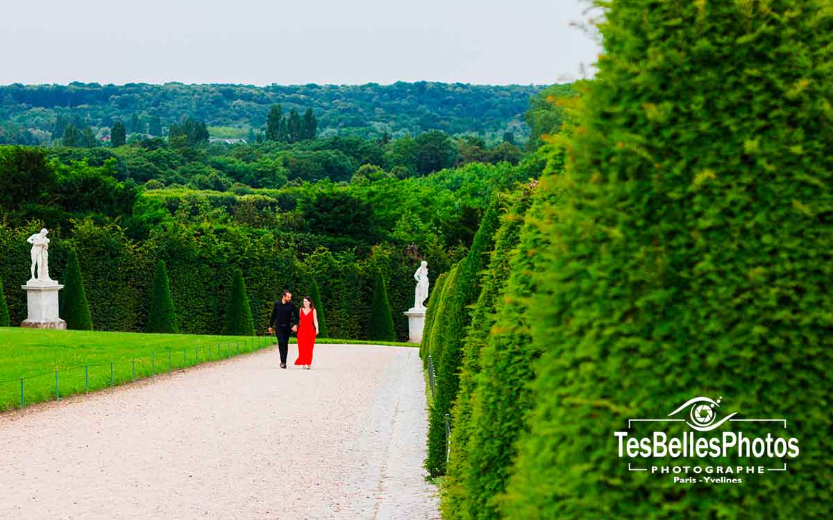 Séance photo de couple engagement dans les Jardins du Château de Versailles, photographe engagement Versailles, photo d'engagement Versailles en lifestyle, shooting engagement Versailles
