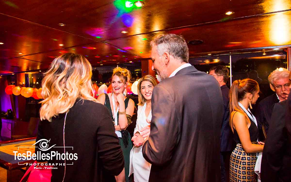 Photo anniversaire d’entreprise sur une péniche à Paris