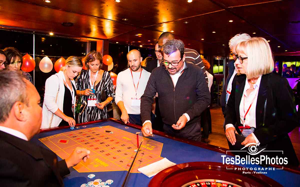 Photo de soirée anniversaire corporate sur un bateau à Paris