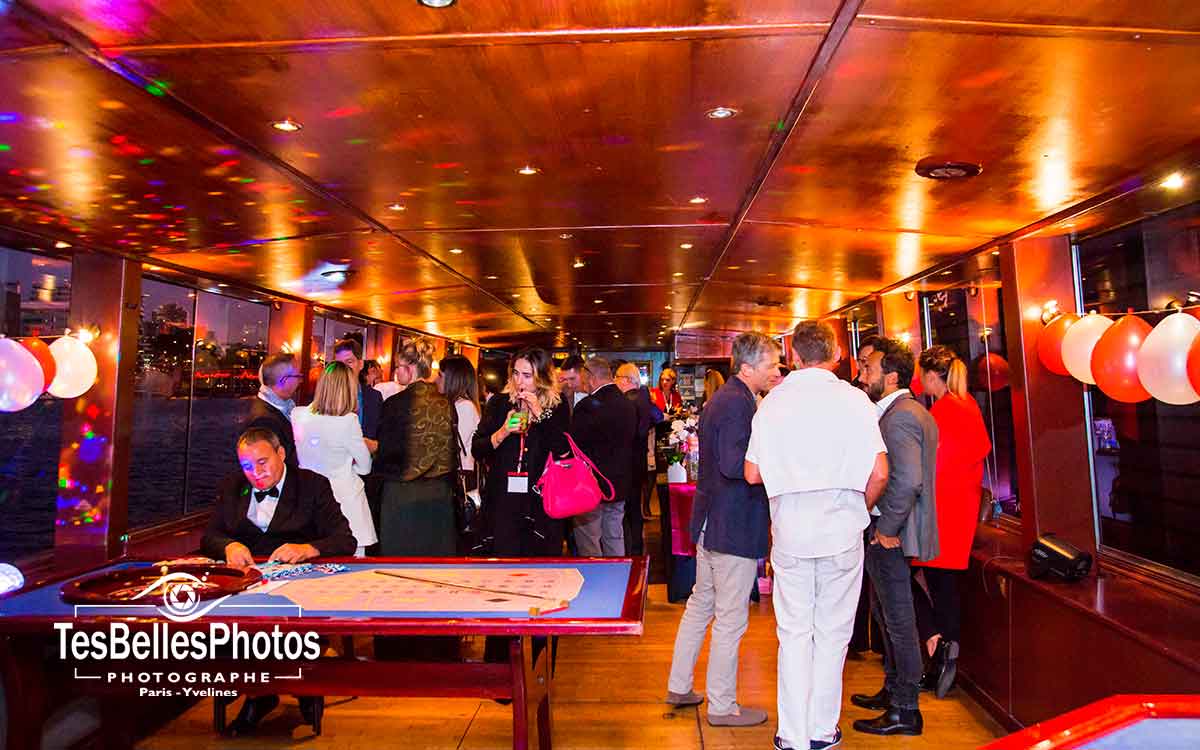 Photo soirée entreprise sur un bateau de croisière à Paris, photographe entreprise Paris