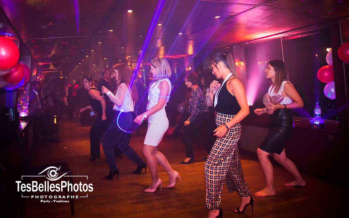 Photographe entreprise Paris, reportage photo soirée de gala d’entreprise sur un bateau de croisière à Paris
