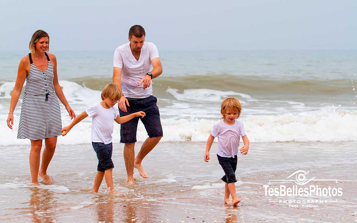 Moment complice en famille sur la plage à Cabourg – photos naturelles