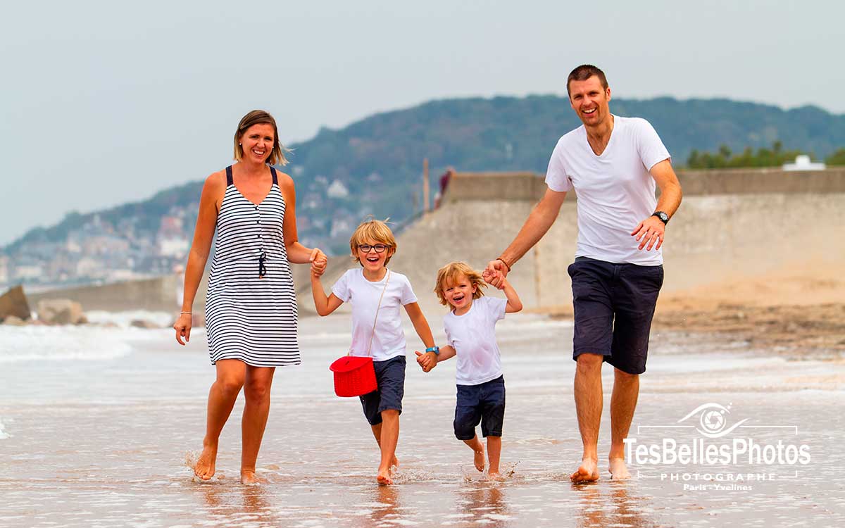 Séance photo de famille sur la plage à Cabourg – shooting lifestyle naturel en bord de mer
