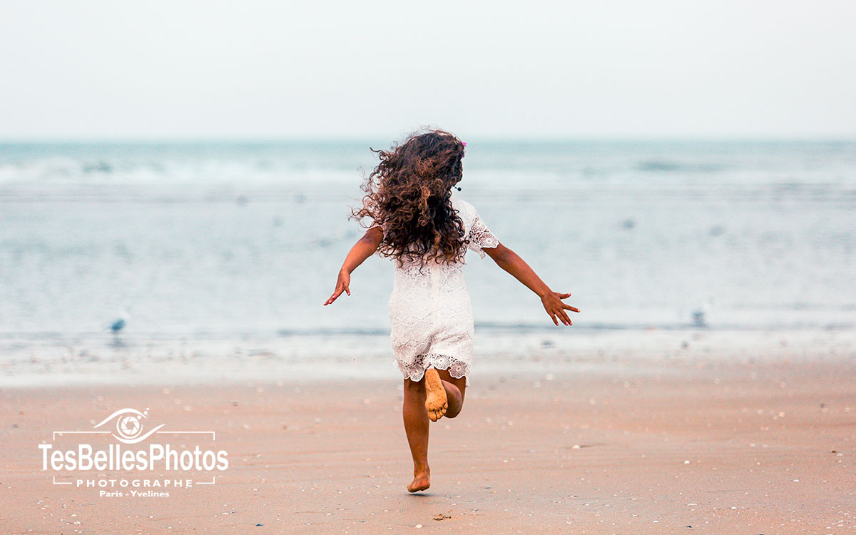 Famille en séance photo à Cabourg – images lumineuses et spontanées sur la plage
