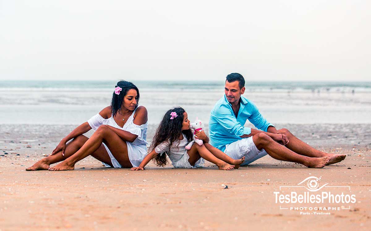 Moment complice en famille sur la plage à Cabourg – photos naturelles