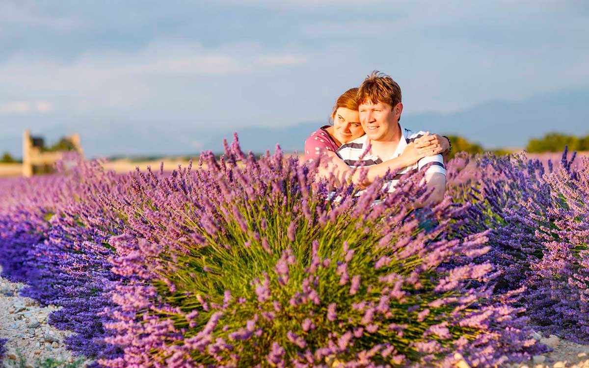 Photo de couple dans un champ de lavande à Valensole, réalisée par un photographe pour un shooting couple à Valensole