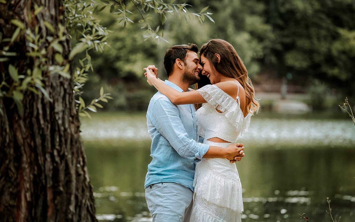 Photographe de couple à Manosque, shooting photo d'engagement à Digne-les-Bains, près d’Oraison et de Forcalquier
