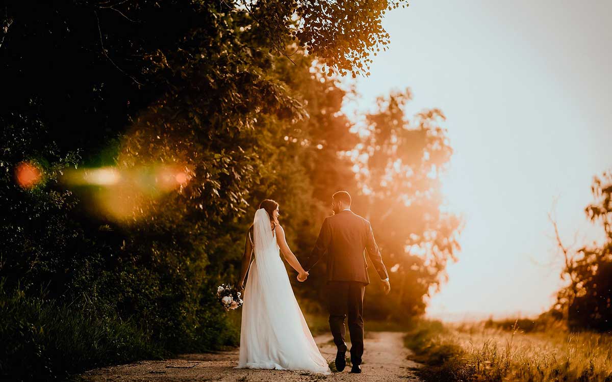 Photographe de mariage à Forcalquier dans les Alpes-de-Haute-Provence, shooting couple après la cérémonie
