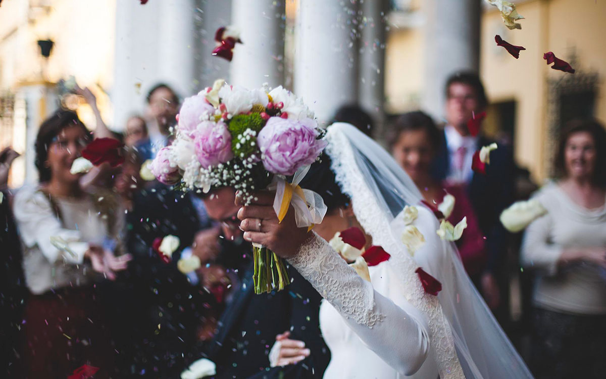 Reportage de cérémonie civile en Provence réalisé par un photographe de mariage à Valensole