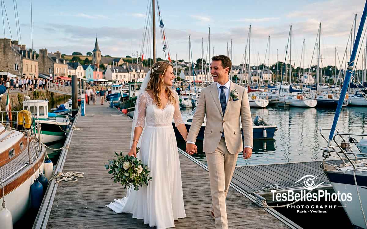 Photographe mariage Calvados – couple de mariés au port de Dives-Cabourg-Houlgate